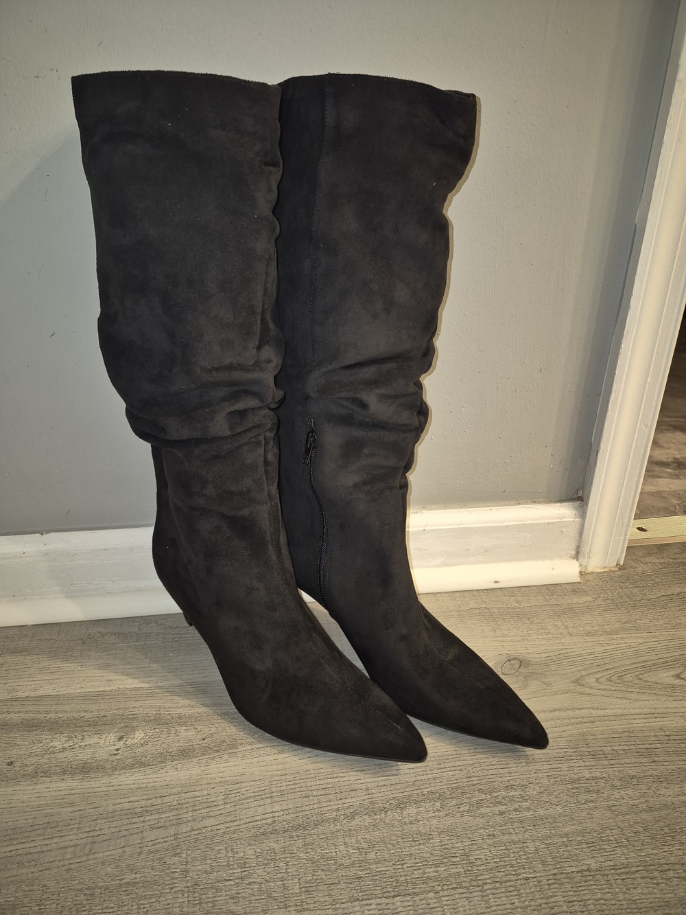 Women’s Black Suede Knee-High Pointed-Toe Boots
